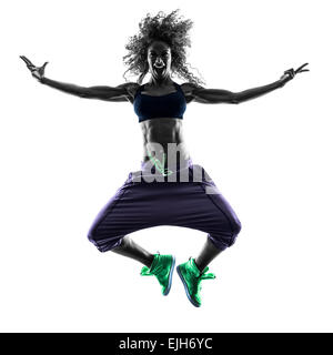 Une femme africaine femme zumba danse danseur exerce en studio d'ossature isolé sur fond blanc Banque D'Images