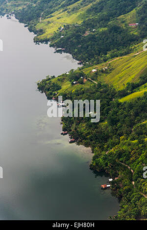 Vue aérienne de la ligne de côte, Jayapura, Papouasie, Indonésie Banque D'Images