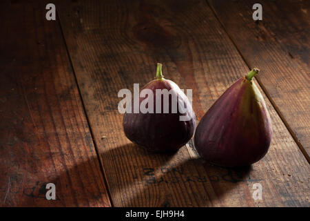 Vue rapprochée de figues fraîches sur la couleur retour Banque D'Images