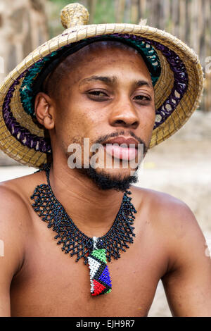 Johannesburg Afrique du Sud, Lesedi African Lodge & Cultural Village, Basotho, tribu, régalia indigène vêtements traditionnels, Black man hommes, chapeau, mokor Banque D'Images