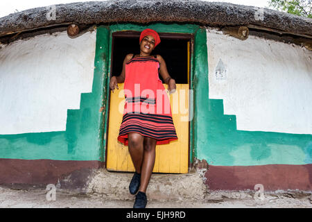 Johannesburg Afrique du Sud, Lesedi African Lodge & Cultural Village, Xhosa, tribu, village, régalia native vêtements traditionnels, Black Woman wom Banque D'Images