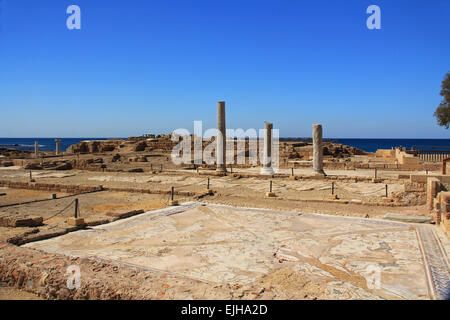 Plancher de carreaux de mosaïque et de colonnes dans le Parc National de Césarée Maritima, Césarée, en Israël. Banque D'Images