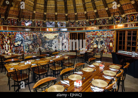 Johannesburg Afrique du Sud, Lesedi African Lodge & Cultural Village, Zulu, Xhosa, Pedi, Basotho, Ndebele, tribus, Nyama Choma, restaurant restaurants cuisine dinin Banque D'Images