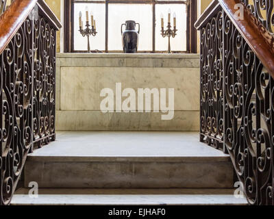 Ornements en fer forgé, sur l'escalier d'un hôtel particulier une fois grand Vedado. Banque D'Images