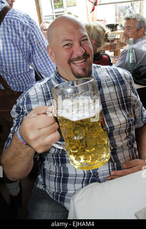 Les célébrités participant à la 'Almauftrieb' à Kaefer tente au cours de l'Oktoberfest, Theresienwiese à comprend : Jumbo Schreiner Où : Munich, Allemagne Quand : 21 mai 2014 Banque D'Images