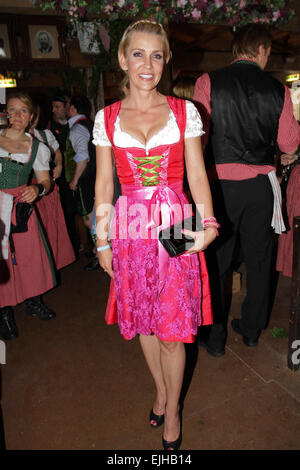 Les célébrités participant à la 'Almauftrieb' à Kaefer tente au cours de l'Oktoberfest, Theresienwiese à comprend : Alexandra Rietz Où : Munich, Allemagne Quand : 21 mai 2014 Banque D'Images