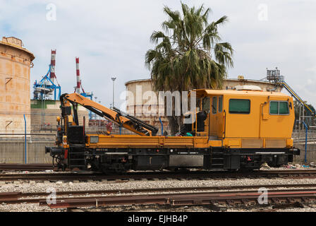 Ancienne voie de grue de levage est sur les rails Banque D'Images