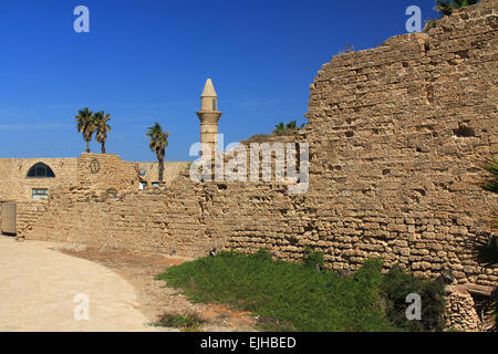 Minaret à Césarée Maritima, le Parc National de Césarée, en Israël. Banque D'Images