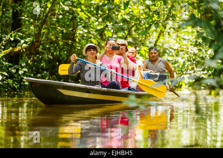 Bateau de tourisme Naviguer sur l'eau trouble Amazon dans la réserve faunique de Cuyabeno Banque D'Images