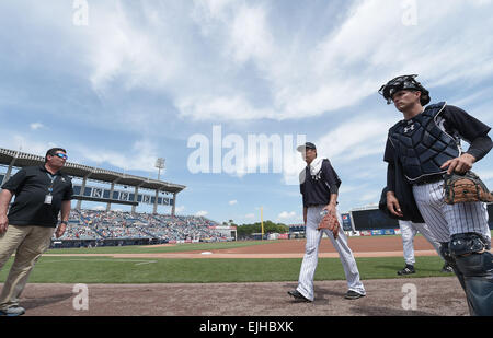 Tampa, Floride, USA. Mar 25, 2015. (L-R) Masahiro Tanaka, John Ryan Murphy (Yankees) MLB : Pichet Masahiro Tanaka et catcher J. R. Murphy des New York Yankees à pied à l'abri avant un match de base-ball d'entraînement de printemps contre les Mets de New York au George M. Steinbrenner Field à Tampa, Florida, United States . © AFLO/Alamy Live News Banque D'Images