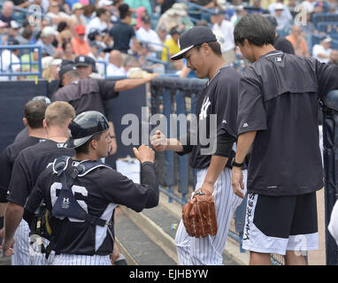 Tampa, Floride, USA. Mar 25, 2015. (L-R) John Ryan Murphy, Masahiro Tanaka (Yankee), Shingo Horie MLB : Pichet Masahiro Tanaka des New York Yankees bosses poings avec catcher J. R. Murphy dans l'étang au cours d'un match de base-ball d'entraînement de printemps contre les Mets de New York au George M. Steinbrenner Field à Tampa, Florida, United States . © AFLO/Alamy Live News Banque D'Images
