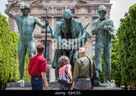 Les visiteurs à la recherche de statues sur la terrasse du bord de l'eau, Paris, France Banque D'Images