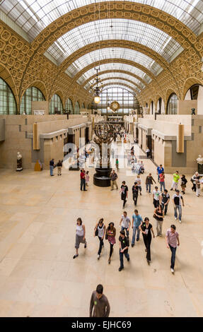 Vue d'ensemble à l'intérieur du hall principal du musée d'Orsay à Paris, France Banque D'Images