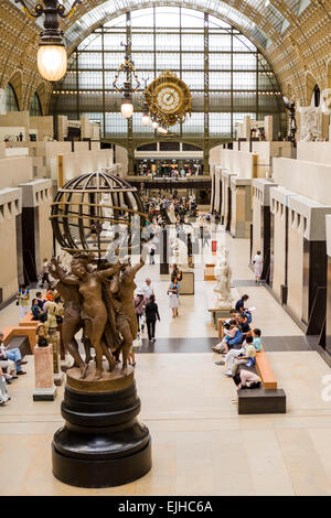 Vue d'ensemble à l'intérieur du hall principal du musée d'Orsay à Paris, France Banque D'Images