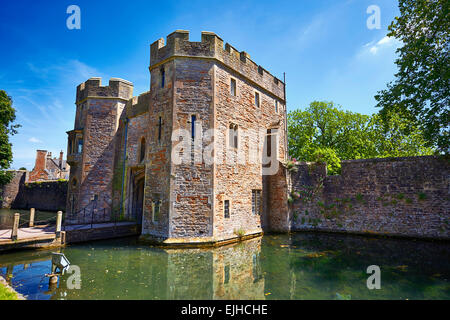 Gate House et les douves du palais des évêques de la cathédrale de Wells la cité médiévale construite au début du style gothique anglais en 1175, W Banque D'Images