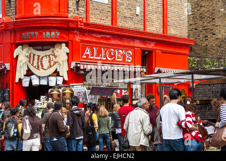 Alice's antiques et junk shop, Portobello Market, Londres, Angleterre Banque D'Images