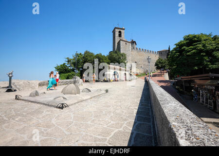 San Marino - opinion et les remparts de la ville Banque D'Images