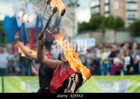 , Région d'Orenbourg, Russie, 25 juillet, 2014 année. Les filles a effectué une danse avec des torches en feu Banque D'Images