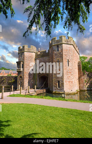 Porte médiévale House et les douves du palais des évêques, Wells, Angleterre Banque D'Images