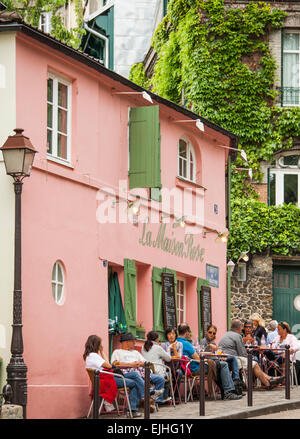 Manger en plein air à la Maison Rose Cafe, Montmartre, Paris, France Banque D'Images