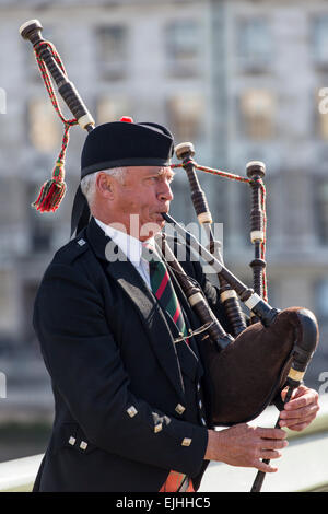 Joueur de cornemuse écossais de Westminster Bridge, Londres, Angleterre Banque D'Images