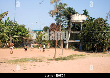 Un groupe d'élèves de sexe masculin sont jouer au volley-ball sur la saleté à l'Université de l'Agriculture dans la province de Kampong Cham, au Cambodge. Banque D'Images