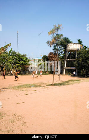 Un groupe d'élèves de sexe masculin sont jouer au volley-ball sur la saleté à l'Université de l'Agriculture dans la province de Kampong Cham, au Cambodge. Banque D'Images