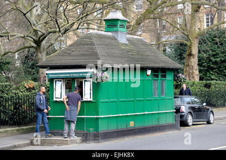 Londres, Angleterre, Royaume-Uni. Cabmen's shelter / Rafraîchissements kiosk in Pont Street, Belgravia Banque D'Images