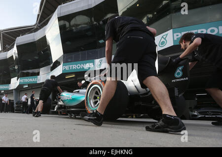 Sport Automobile : Championnat du Monde de Formule 1 de la FIA 2015, Grand Prix de Malaisie, Mercedes AMG Petronas Formula One Team, pit lane, mécanicien Banque D'Images