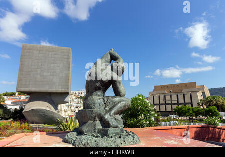 France, Côte d'Azur, Nice, Palais des Congrès Acropolis et la bibliothèque Louis Nucéra par le sculpteur Sacha Sosno Banque D'Images