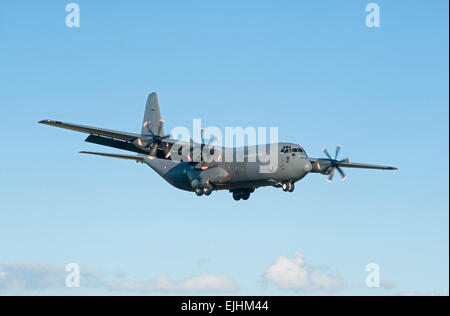 La Royal Danish Air Force C-130J-30 Hercules 2 rend son approche finale à Lossiemouth, Morayshire. L'Écosse. 9672 SCO. Banque D'Images