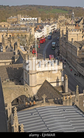 Voir l'est le long de la rue principale de St Mary's Church tower, oxford, Oxfordshire, England, UK. Banque D'Images