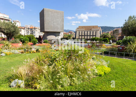 France, Côte d'Azur, Nice, Palais des Congrès Acropolis et la bibliothèque Louis Nucéra par le sculpteur Sacha Sosno Banque D'Images