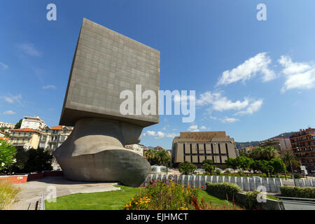 France, Côte d'Azur, Nice, Palais des Congrès Acropolis et la bibliothèque Louis Nucéra par le sculpteur Sacha Sosno Banque D'Images