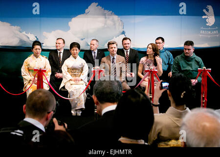 Tokyo, Japon. 27 mars, 2015. (L à R) La Princesse Tsuguko de Takamado et sa mère la princesse Hisako Takamado de la maison impériale du Japon, Son Altesse Royale le Prince Frederik André Henrik Christian et Son Altesse Royale la Princesse héritière Mary Elizabeth Donaldson assistera à la cérémonie d'ouverture de l'exposition "Le Groenland" spirituel du Hillside Forum à Daikanyama, le 27 mars 2015, Tokyo, Japon. Credit : AFLO Co.,Ltd/Alamy Live News Banque D'Images