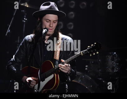 Berlin, Allemagne. Mar 26, 2015. La chanteuse britannique James Bay joue sur la scène wduring l Echo Music Awards à Berlin, Allemagne, 26 mars 2015. Les prix ont été remis pour la 24e fois. Photo : Britta Pedersen/dpa/Alamy Live News Banque D'Images