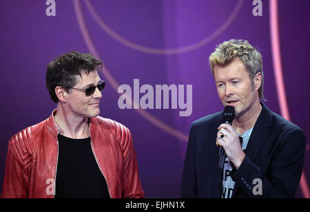 Berlin, Allemagne. Mar 26, 2015. Morten Harket chanteur (l) et Magne Furuholmen du groupe norvégien a-ha est sur scène lors de l'Echo Music Awards à Berlin, Allemagne, 26 mars 2015. Les prix ont été remis pour la 24e fois. Photo : Britta Pedersen/dpa/Alamy Live News Banque D'Images