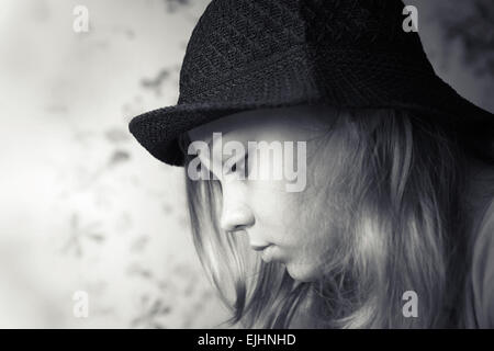Portrait de profil gros plan monochrome belle blonde woman in black hat Banque D'Images