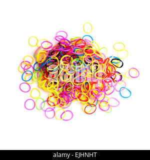 Tas de petites bandes en caoutchouc coloré pour faire des bracelets rainbow loom isolé sur fond blanc Banque D'Images
