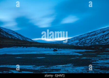 Moody sunrise at Berufjörður, Berufjordur, est de l'Islande en février avec la lumière en rampant sur les montagnes - une longue exposition Banque D'Images