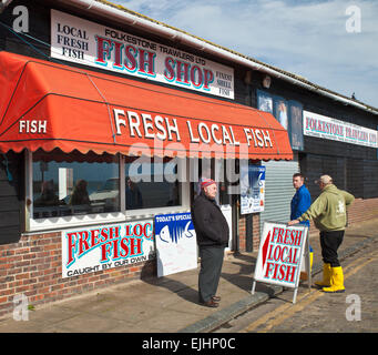 Les poissonniers exécuter par les pêcheurs locaux, Folkestone. Banque D'Images