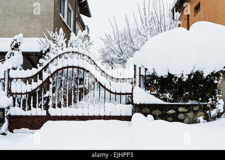 Petite ville couverte de neige après les fortes chutes de neige Banque D'Images