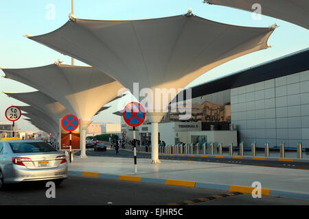 Terminal 3 Aéroport International d'Abu Dhabi tôt le matin Banque D'Images