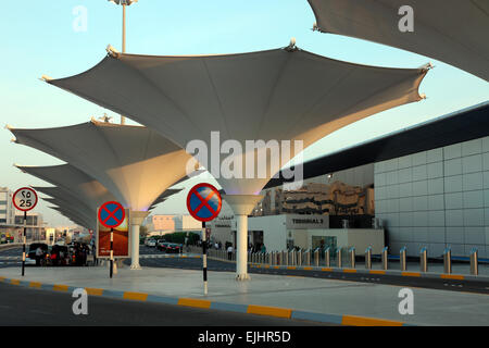Terminal 3 Aéroport International d'Abu Dhabi tôt le matin Banque D'Images
