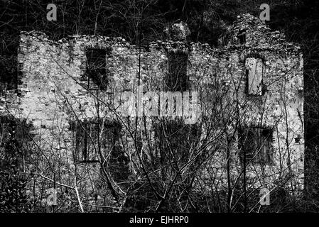 Vestiges d'une usine à papier à Toscolano Maderno, Italie. Banque D'Images