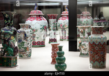 Les plaques vases en porcelaine et au Museu Calouste Gulbenkian - Lisbonne Portugal Banque D'Images