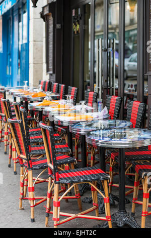 Le café-restaurant en plein air à Paris, France Banque D'Images