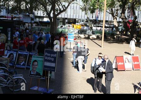 Sydney, Australie. 27 mars 2015. La Nouvelle Galles du Sud les élections auront lieu le samedi 28 mars. Les bureaux a déjà commencé pour ceux qui sont admissibles à un scrutin anticipé. Sur la photo est un isoloir à Sydney Town Hall. Crédit : Richard Milnes/Alamy Live News Banque D'Images