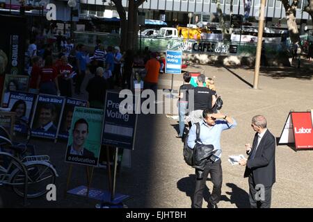 Sydney, Australie. 27 mars 2015. La Nouvelle Galles du Sud les élections auront lieu le samedi 28 mars. Les bureaux a déjà commencé pour ceux qui sont admissibles à un scrutin anticipé. Sur la photo est un isoloir à Sydney Town Hall. Crédit : Richard Milnes/Alamy Live News Banque D'Images