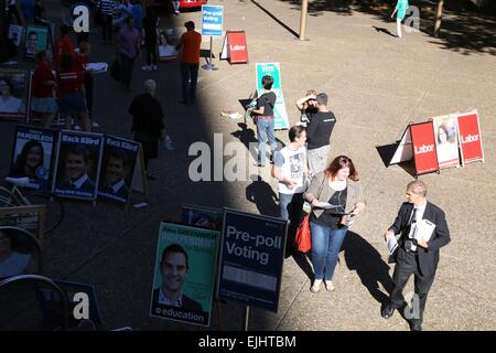 Sydney, Australie. 27 mars 2015. La Nouvelle Galles du Sud les élections auront lieu le samedi 28 mars. Les bureaux a déjà commencé pour ceux qui sont admissibles à un scrutin anticipé. Sur la photo est un isoloir à Sydney Town Hall. Crédit : Richard Milnes/Alamy Live News Banque D'Images